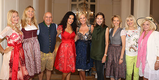 Angermaier Chef Dr. Axel Munz und die Models in der akuellen Wiesn-Kollektion 2018 (©Foto: Martin Schmitz)